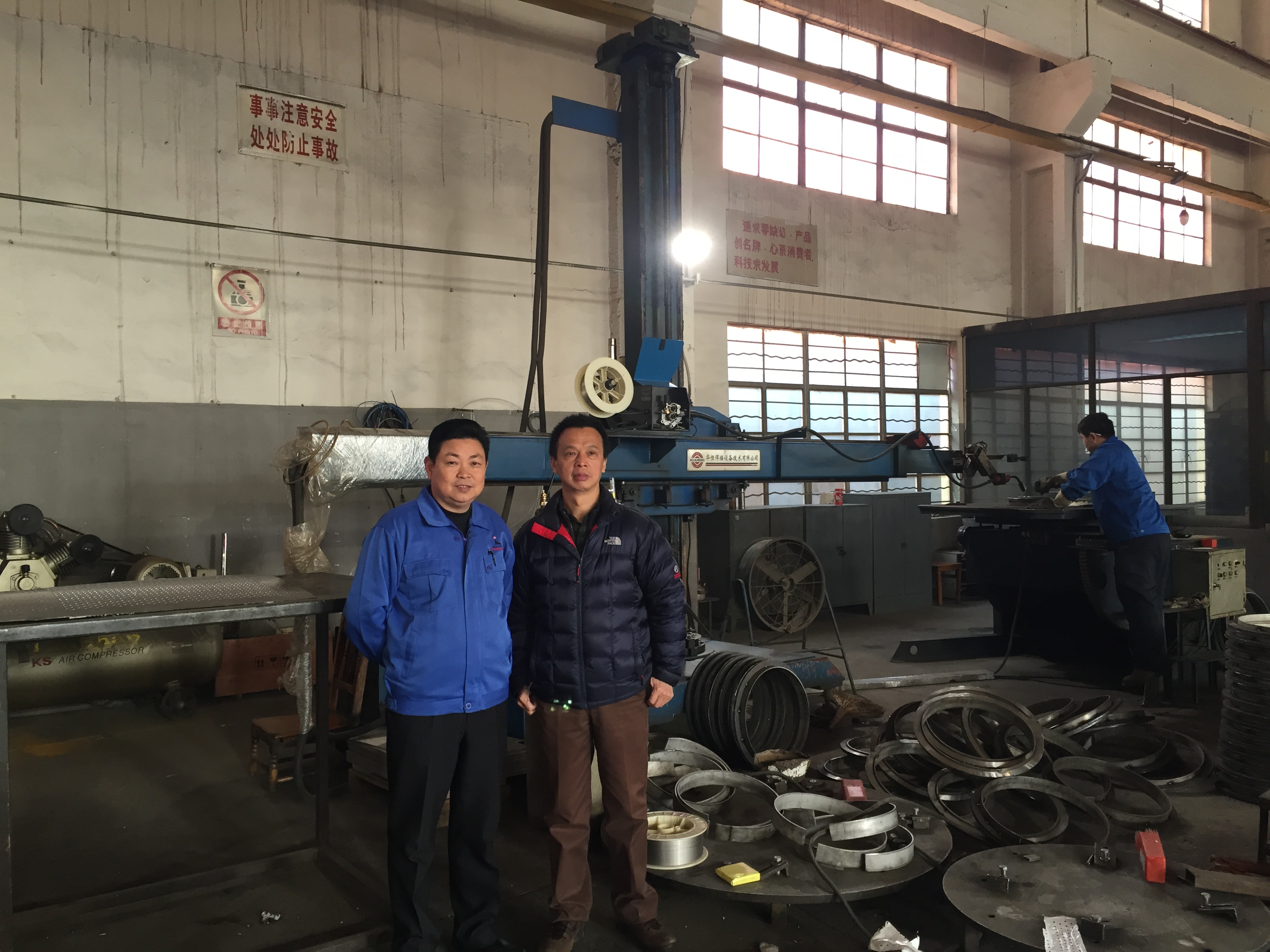 图为海狮邬总和Royal皇家88徐董在Royal皇家88老装备前合影 图为海狮邬总和Royal皇家88徐董在Royal皇家88老装备前合影
